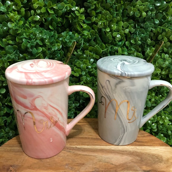 Mrs  & Mr  (2) ceramic mugs w/lid - Picture 2 of 8